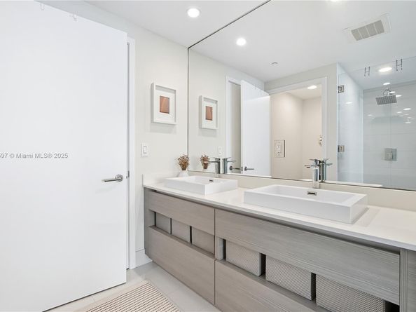 460 NE 28th St 1805, Miami FL 33137