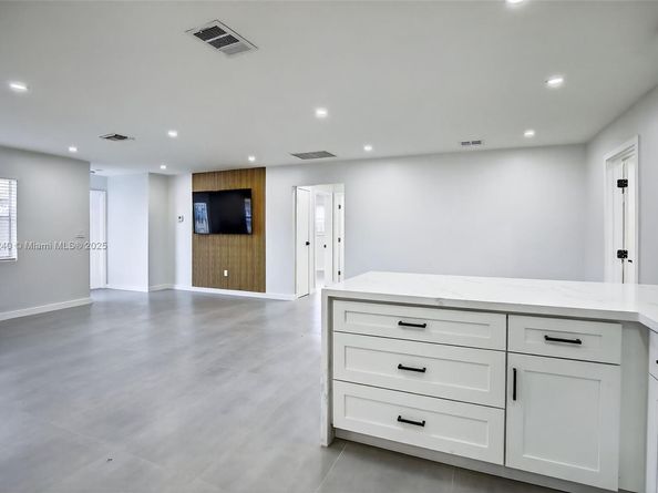 6861 NW 24th St, Sunrise FL 33313
