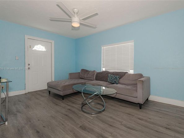 1027 NE 33rd St, Oakland Park FL 33334