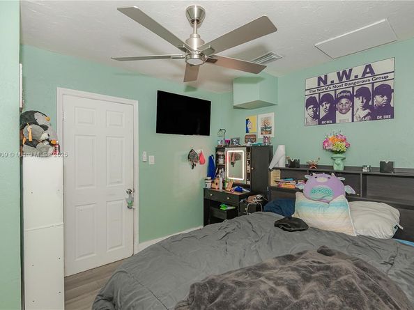 1027 NE 33rd St, Oakland Park FL 33334