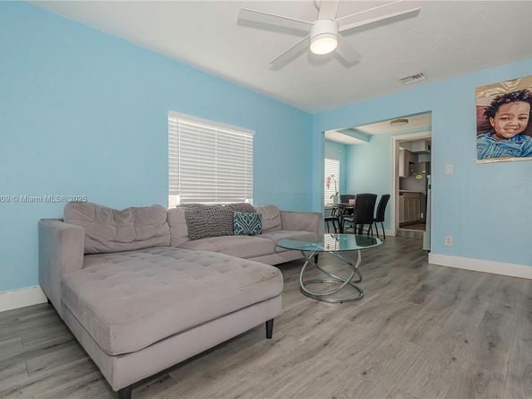 1027 NE 33rd St, Oakland Park FL 33334