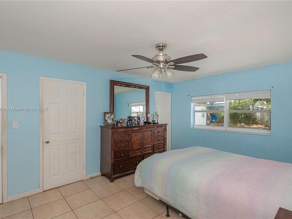 1027 NE 33rd St, Oakland Park FL 33334
