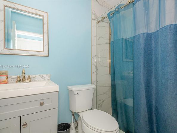1027 NE 33rd St, Oakland Park FL 33334