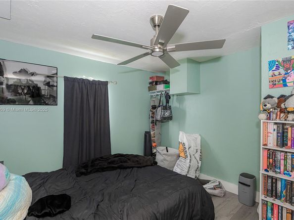 1027 NE 33rd St, Oakland Park FL 33334