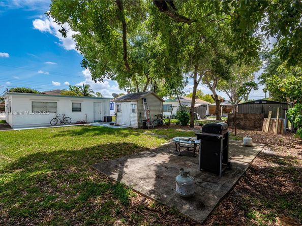 1027 NE 33rd St, Oakland Park FL 33334