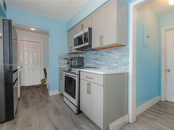 1027 NE 33rd St, Oakland Park FL 33334
