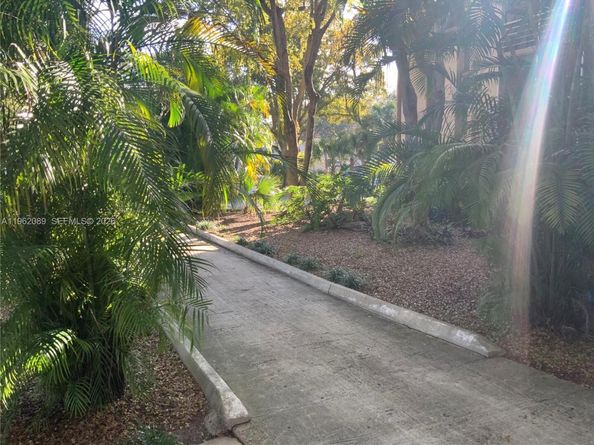 469 N Pine Island Rd B305, Plantation FL 33324