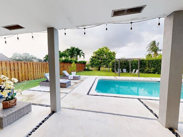 1055 NW 99th Ave, Plantation FL 33322