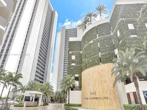 16385 Biscayne Blvd 403, North Miami Beach FL 33160