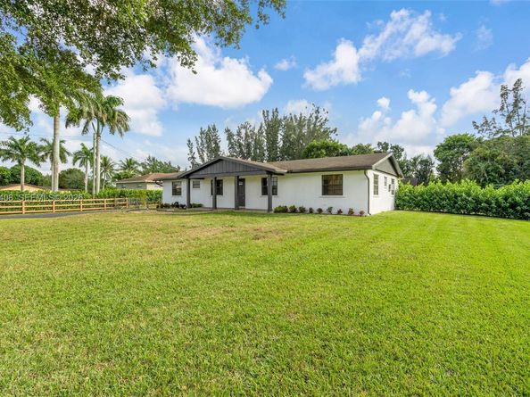 14230 SW 14th St, Davie FL 33325