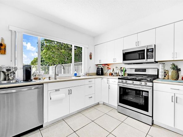 9480 NW 24th Pl, Sunrise FL 33322