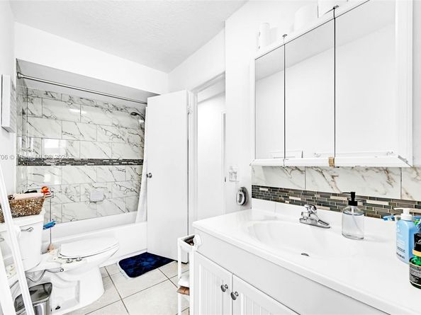 9480 NW 24th Pl, Sunrise FL 33322