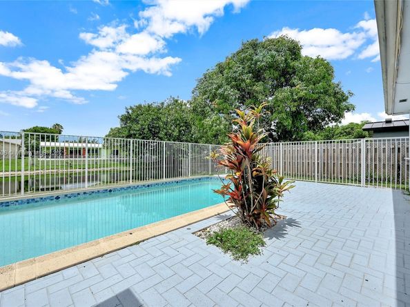 9480 NW 24th Pl, Sunrise FL 33322