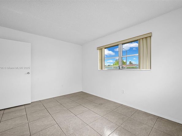 9480 NW 24th Pl, Sunrise FL 33322