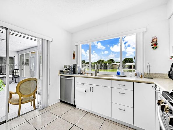 9480 NW 24th Pl, Sunrise FL 33322