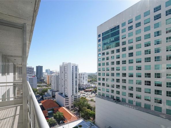 690 SW 1st Ct 2032, Miami FL 33130