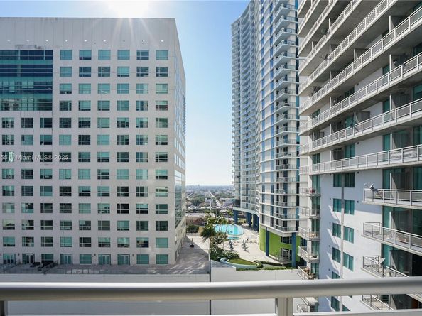 690 SW 1st Ct 2032, Miami FL 33130