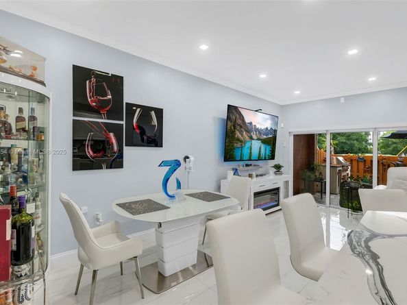 1206 NW 100th Ave, Pembroke Pines FL 33024