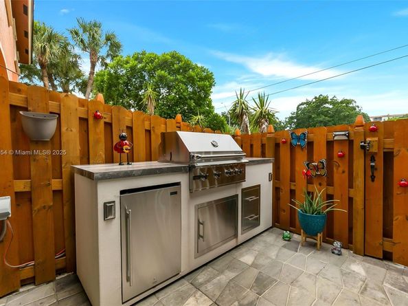 1206 NW 100th Ave, Pembroke Pines FL 33024
