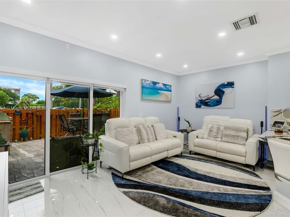 1206 NW 100th Ave, Pembroke Pines FL 33024