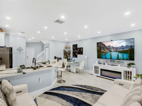 1206 NW 100th Ave, Pembroke Pines FL 33024