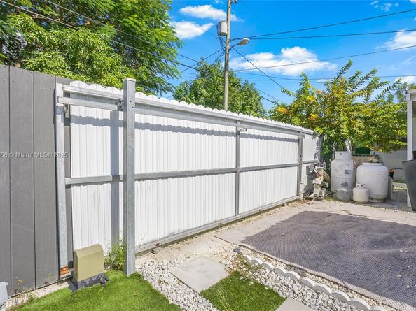 709 NW 14th St, Homestead FL 33030