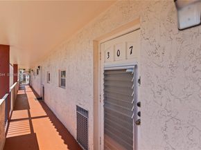 9523 S Hollybrook Lake Dr 21307, Pembroke Pines FL 33025