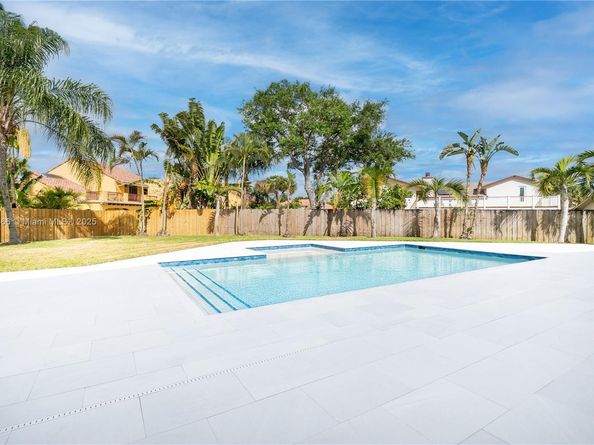 842 W Coco Plum Cir, Plantation FL 33324