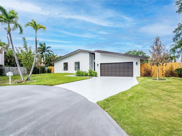 842 W Coco Plum Cir, Plantation FL 33324