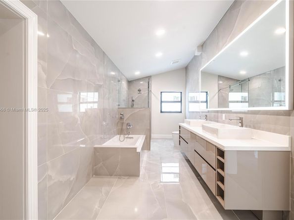 842 W Coco Plum Cir, Plantation FL 33324