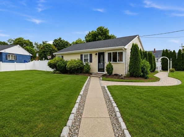 15 Riverside Ct, Norwood MA 02062