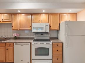5 Hallmark Gardens 12, Burlington MA 01803