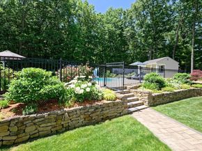 101 Hunter Rd, Uxbridge MA 01569