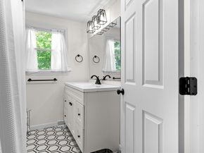 178 Tremont St, Carver MA 02330