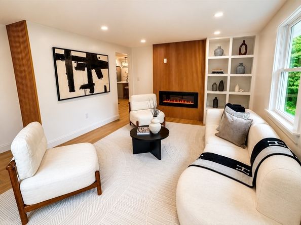 315 Lake Dr, Hamilton MA 01982