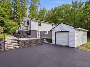 315 Lake Dr, Hamilton MA 01982