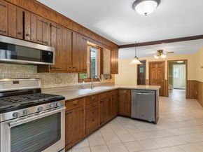 24 Oak Ave, Leominster MA 01453