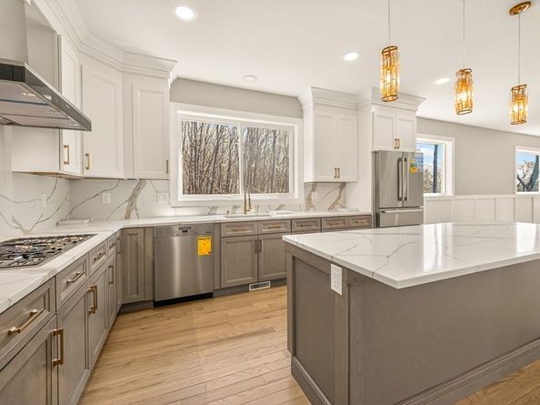 10 Falcon Dr, Shrewsbury MA 01545