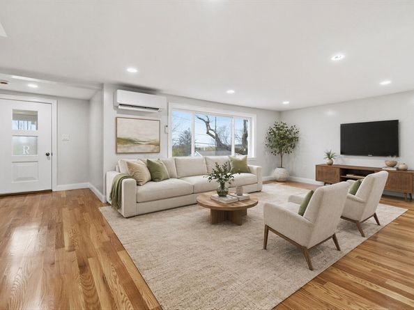 123 Pine Hill Cir, Waltham MA 02451