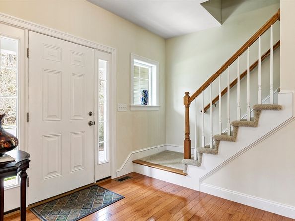 4 Brookmeadow Ln, Grafton MA 01560