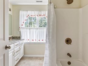 4 Brookmeadow Ln, Grafton MA 01560