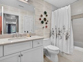 25 Crenshaw Ln 152, Andover MA 01810