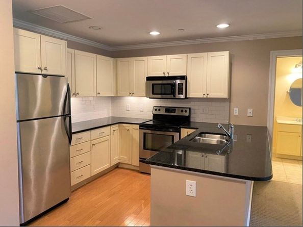 8 Crowninshield St 212, Peabody MA 01960