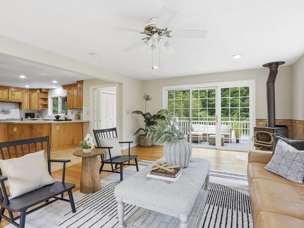 106 Concord Rd, Bedford MA 01730