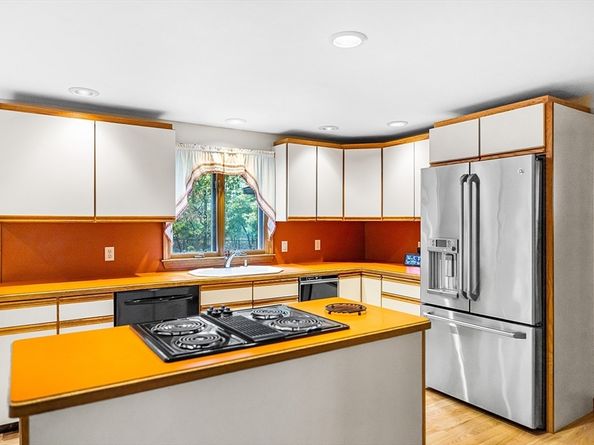 417 Birchbark Dr, Hanson MA 02341