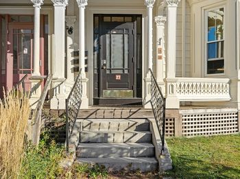 27 Hollywood St