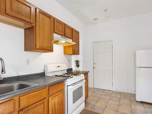 27 Hollywood St 3, Worcester MA 01610