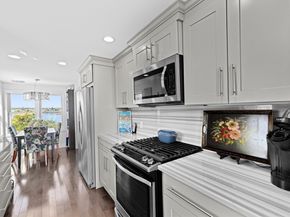 11 Cove St, Mattapoisett MA 02739