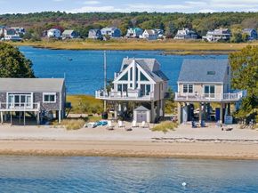 11 Cove St, Mattapoisett MA 02739