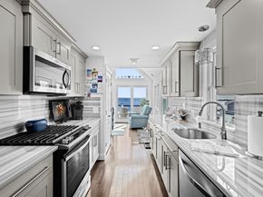 11 Cove St, Mattapoisett MA 02739